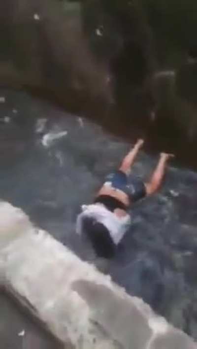 THIS IS SPARTA!! robber gets dunked in the drainage by the store owner