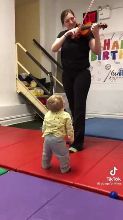 A baby&rsquo;s first time hearing the violin. 😍 Found this on TikTok and had to share.