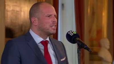 [Theo Francken] "Twee weken geleden was ik seksist, toen was ik ook bij u. Nu is het dees, dus het zal over twee weken weer iets anders zijn waarschijnlijk."