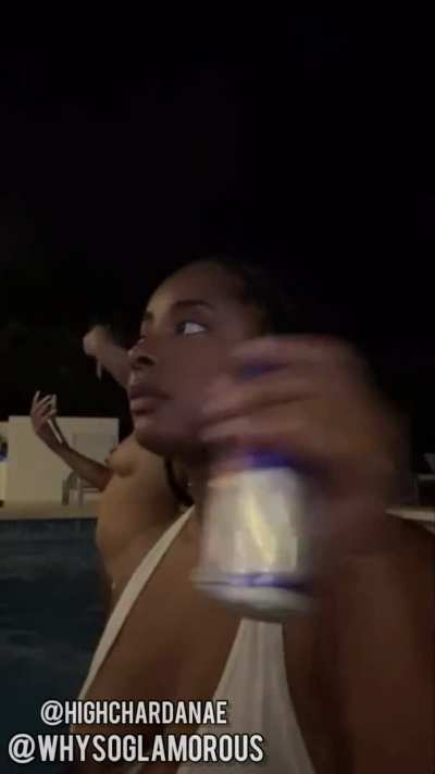 🏊&zwj;♀️ 💦