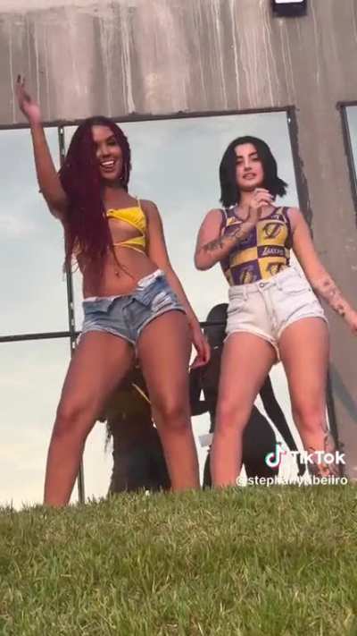 Stephany Ribeiro e amiguinha