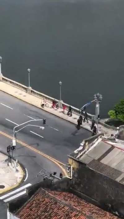 Filmagem mostra o momento em que a PM de PE acerta o olho de um ciclista