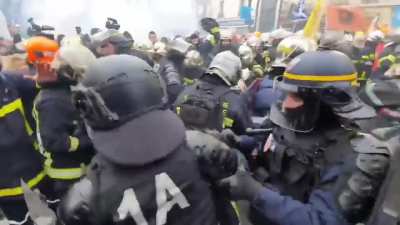 Comment en est-on arriv&eacute; l&agrave; ? Manifestation des pompiers d'aujourd'hui.