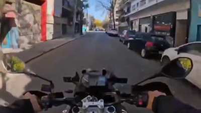 Un motochorro escapó a toda velocidad por Boedo, perdió el control y fue detenido