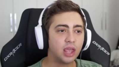 M&atilde;e:oque ser&aacute; que esse menino passa tanto tempo no quarto. Eu: