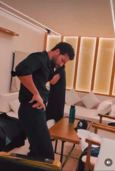 Vicky Kaushal vibing to Punjabi track in vanity van before his Filmfare performance with his stylist. He&rsquo;s such a good underrated dancer. The curls &amp;amp; black suit is chefs kiss. 