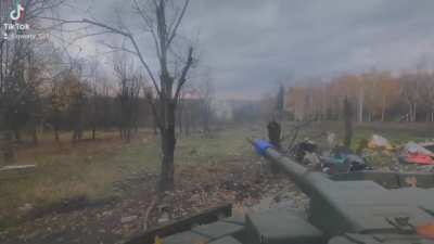 Video of a Ukrainian tank firing on russian position in Bakhmut direction.