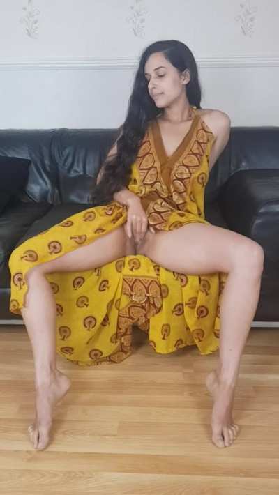 Touching myself next to a strict family gathering 🤗💕