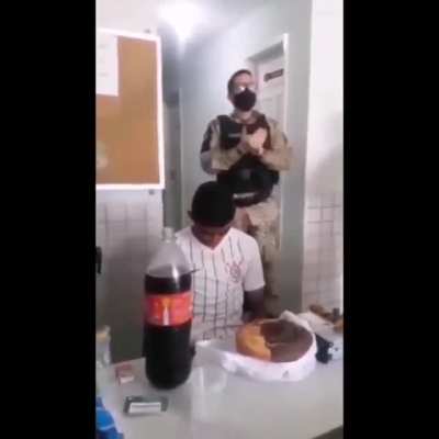 Brezilya'da 18 yaşından küçükleri tutuklayamıyorlarmış , çocuğu 18. doğum gününde bulup kutlama ile tutuklamışlar amına koyim ahaiabaizhhsjaosns