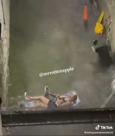 Just smokin some hookah while nyc floods