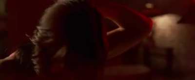Jessica Biel gets waxed.