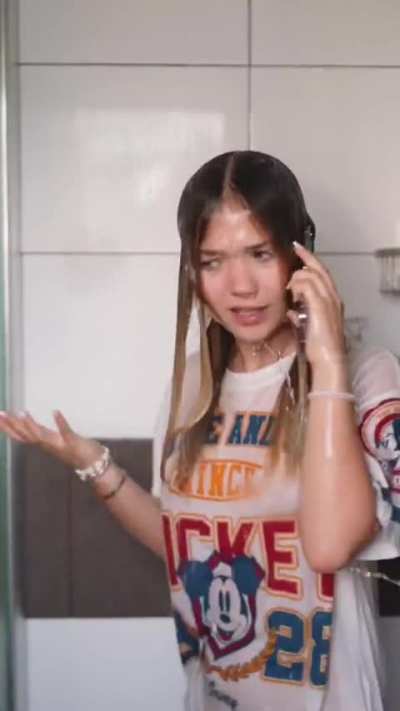 Nippel zensiert unter der Dusche. Zum Ende sieht man dennoch die Form ihrer Boobs. Danke f&uuml;r die Werbung.