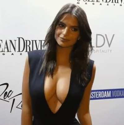 Emily Ratajkowski 