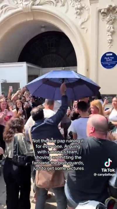  Paparazzi man shoves pop star&rsquo;s security detail.