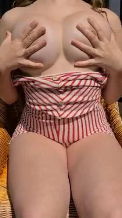i hope my cute neighbor noticed my titty drop and got hard, would you? (18f)