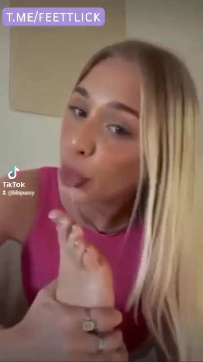 Teen lick feet