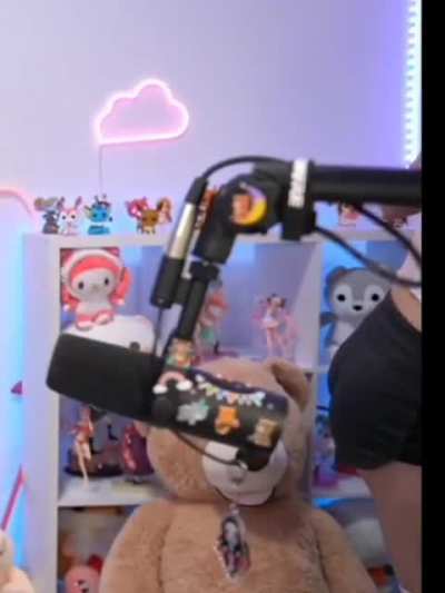 El &uacute;nico clip q encontr&eacute; del directo, q el directo ha sido un poco zzz, deber&iacute;a hacer just dance con ese short negro mejor