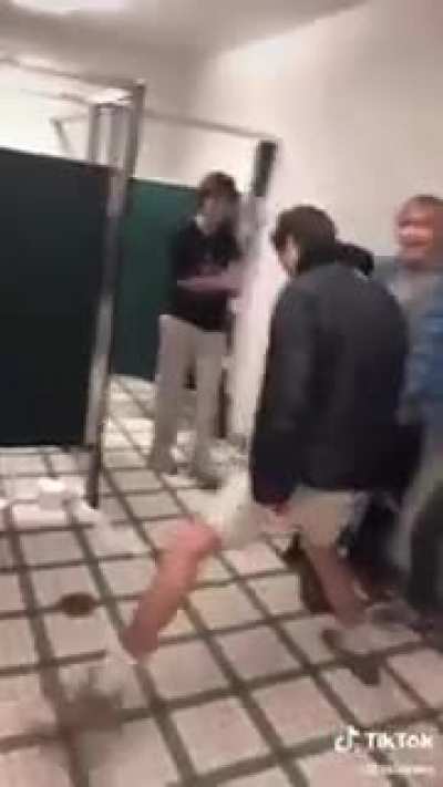 el v&iacute;deo original de guayando, algo malaso la verdad jasjask
