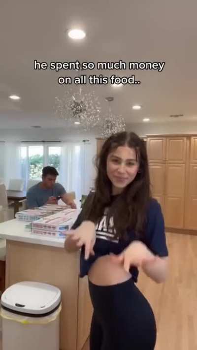 No one showed up to her bf&rsquo;s Super Bowl party so she decided to let the world know this by dancing about it