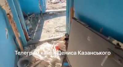 Так выглядит сейчас Северодонецк. Мертвые дома, разбитые, разграбленные квартиры, усеянные обломками чьих-то разрушенных судеб. Естественно, к зиме ничего не восстановили. Все, кто мог, уехали. Смерть, пустота.