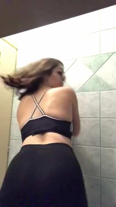 (18) If even 5 guys like my boobs and my ass, I'll celebrate and fuck myself anal 🙈