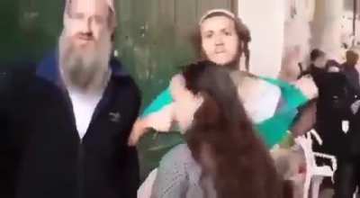 Şu rezilliği de paylaşayım. Mescid-i Aksa'ya y&uuml;r&uuml;yen Yahudiler saldırıya uğraşmış g&ouml;r&uuml;nt&uuml;s&uuml; kazanmak i&ccedil;in elbislerini yırtıyor. (savunduğunuz yahudi :) )