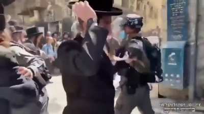Anti-Zionist Jews clash with Israeli police trying to remove a Palestinian flag