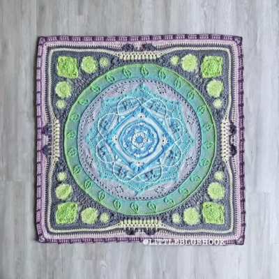 Finally done making a blanket from 3km of yarn :)