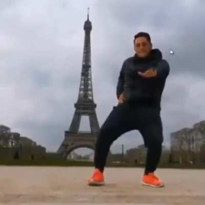 momo bailando