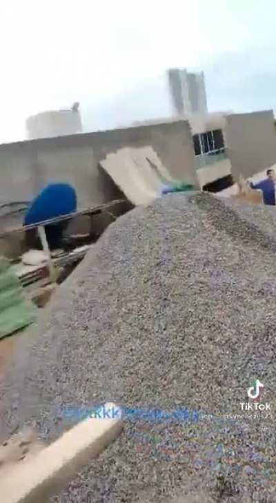 Eu ri... Eu ri de um video do tico e teco 😶