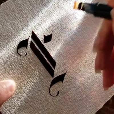 Majuscule "H" in Textura.