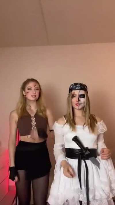 TikTok von &bdquo;Dodipi&ldquo; vom 31.11. mit Julia&lsquo;s Halloween Kost&uuml;m f&uuml;r Marius&lsquo; Party