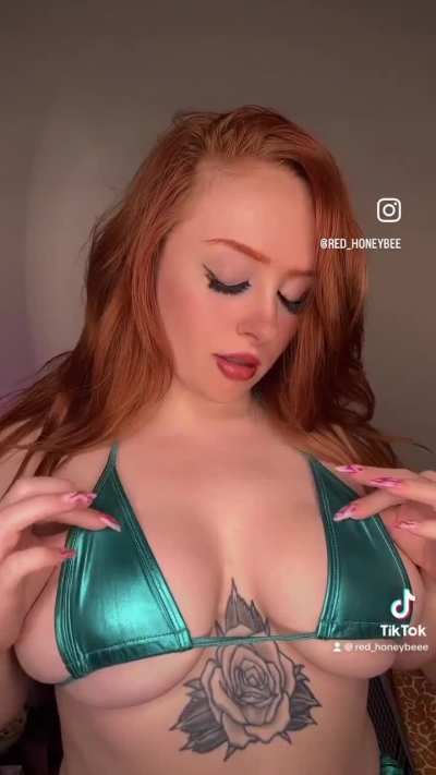 Blair (@red_honeybee)