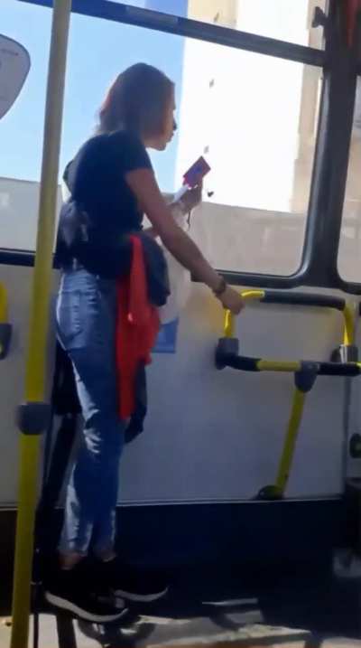 Viajás en bondi y te cruzás con esto ¿qué procede? 