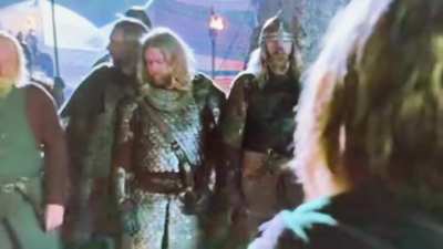 My own favorite LOTR extra: the &ldquo;WTF, Theoden&rdquo; man (over Theoden&rsquo;s right shoulder in this clip