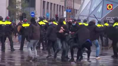 clips van de avondklok rellen met grappige tekenfilm sound effects