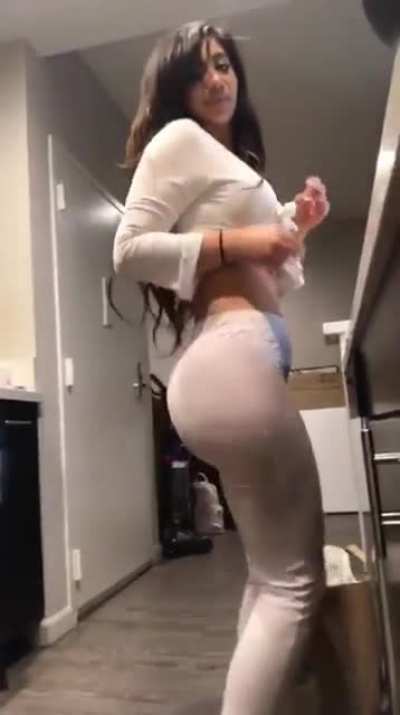 Deyana Shaking Her Hips