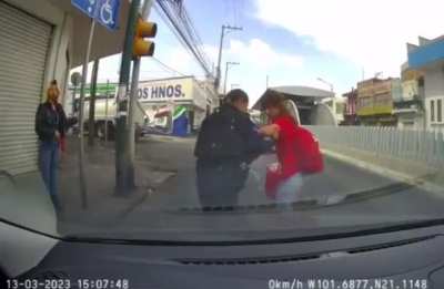 Todo mal aqui, desde la chica que va como Juan por su casa, la pipa estorbando y el cami&oacute;n a claro exceso de velocidad. Sucedi&oacute; en Guanajuato.