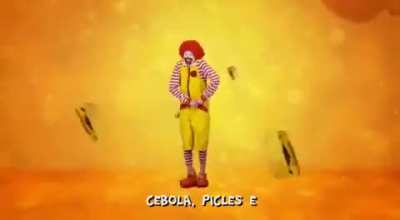Ronald McDonald sendo c#z&atilde;o