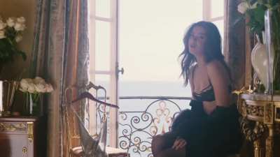 Hailee Steinfeld's plots in her song 'Capital Letters'
