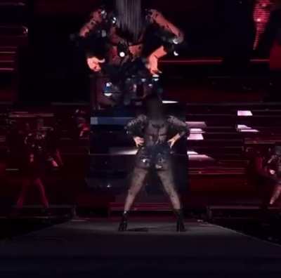 Cardi B Twerking @WirelessFest🇬🇧