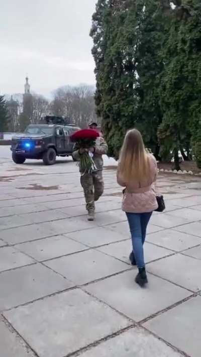 A very special moment for this happy couple, as shared by the border guards