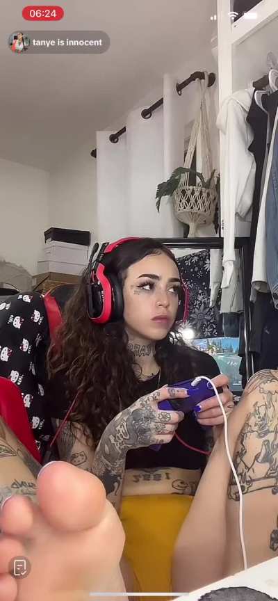 tanyeinnocent - Tattooed gamer girl soles and toes