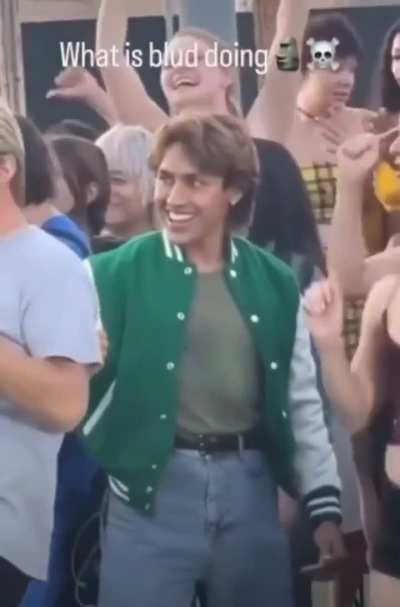 When you&rsquo;re an extra in an 80s high school film with main character energy!!