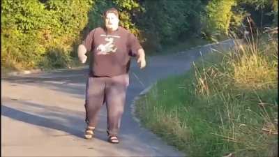 Aggressiv auf Leute zulaufen, die weit weg von seinem Grundst&uuml;ck v&ouml;llig legal auf &ouml;ffentlichem Grund stehen. Fordernd "Komm her!" So sieht also ein modernes Mobbingopfer aus.
