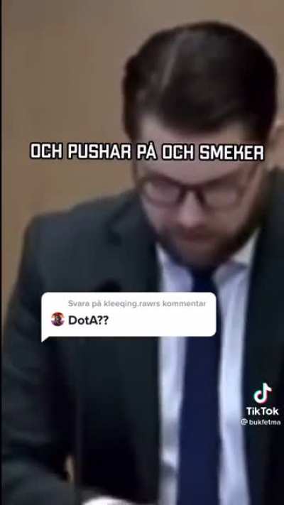 JIMMIE SUS HAN SIYTER I VENTEN (WTF(WAFAN TDRA &Aring;T FSKOGEN))