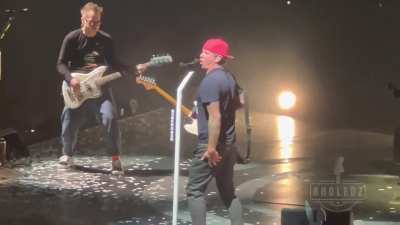 Tom's impression "If Metallica was blink-182" in Sacramento 6/23