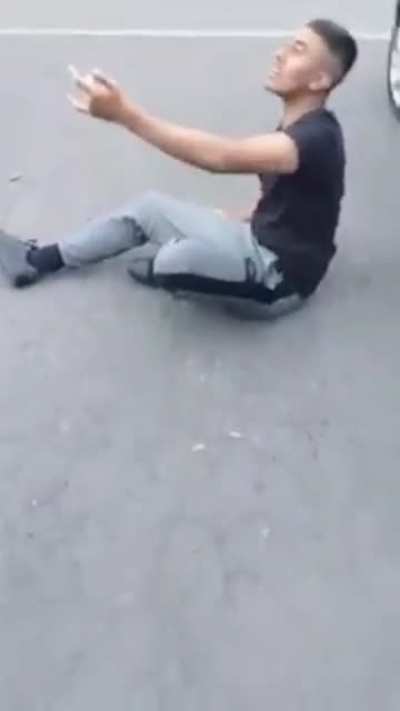 Guy can&rsquo;t walk after leg day at the gym