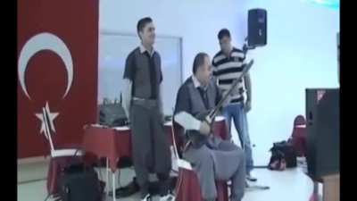 Merheba arkadaşlar, babamla d&uuml;ğ&uuml;nlerde muziksiyenlik yapıyoruz, saz &ccedil;alan babam, onun yanındaki şalvarlı olan da benim. Rock n roll u turkiyeye kazandırmak i&ccedil;in soyle bir turneye &ccedil;ıkmayı planlıyoruz, &ouml;nerileriniz nelerdir? (Bu arada son bir şey; zORT)
