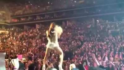 shaking it 😍